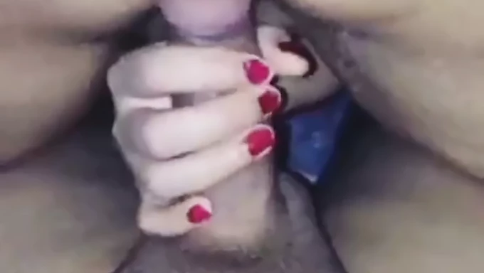 De belles grosses femmes indiennes se font baiser par une grosse bite noire dans une vidéo maison