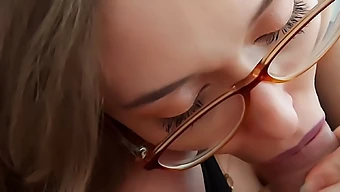 Milf Gibt Einen Schlampigen Deepthroat