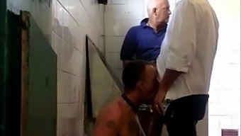 Hommes Qui Urinent Ensemble: Une Vidéo Fétichiste