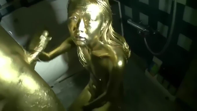 Vídeo de sexo japonês pintado de ouro de uma transexual asiática