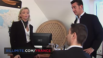 Bombe Blonde Mature Profite D'Un Trio Sauvage Avec Deux Hommes