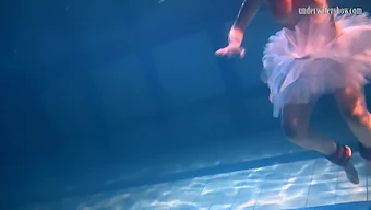 Bulava Lozhkova, 18 Ans, Russe Dans Une Performance Séduisante Sous L'Eau