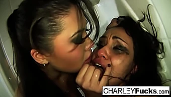 London Keyes Neckt Charley Chase In Einer Ballkönigin-Begegnung