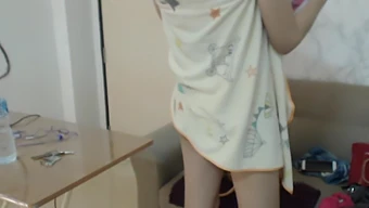 小胸部的少女(18+)享受面部射精和狗仔式吃东西