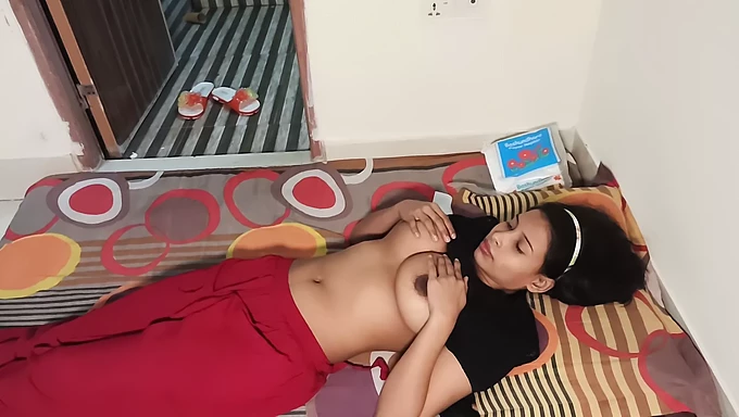 Une bhabi aux gros mamelons se fait baiser à la maison dans une vidéo maison