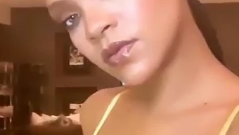 Selfie Caseiro De Rihanna Com Grande Decote E Cabelo Preto