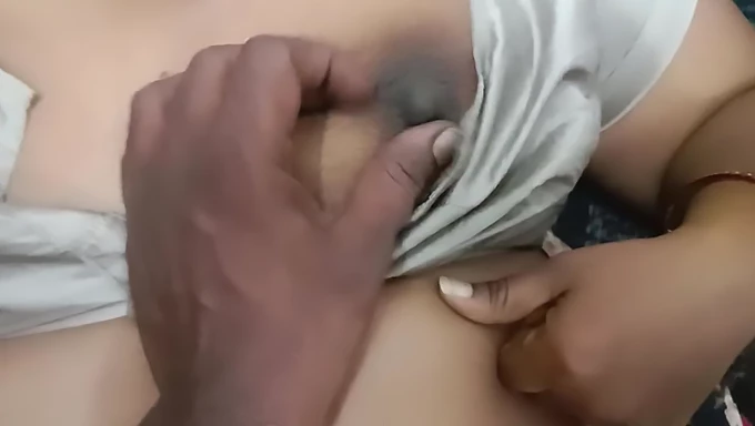 Istri menawan dengan puting susu besar dalam video buatan sendiri