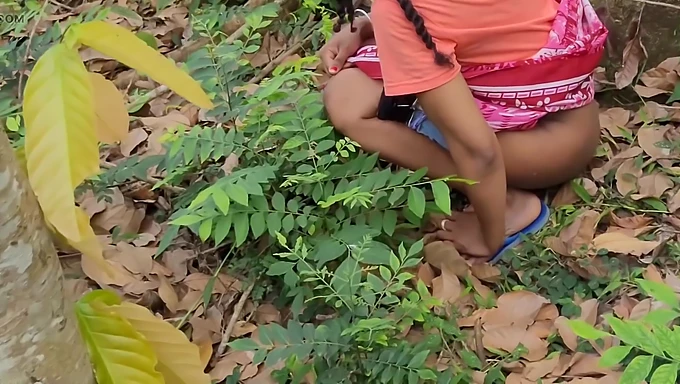 Adolescente amadora fica selvagem na floresta com xixi