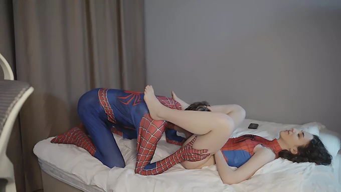 La rencontre érotique d'une cosplayeuse folle avec le docteur Strange dans la parodie de Spider-Man: No Way Home