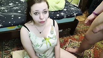 Adolescenta Face O Muie Neglijentă Și Primește Un Tratament Facial