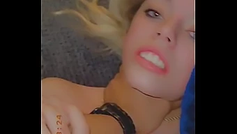 Blond A Brunetka Teenky Jsou Šukány Při Sledování Volebního Vysílání