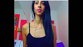 Joc Anal Cu Dildo-Uri În Timpul Webcam-Ului Cu Un Fund Frumos