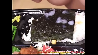 Japanse Tiener Geniet Van Sushi En Cumshot