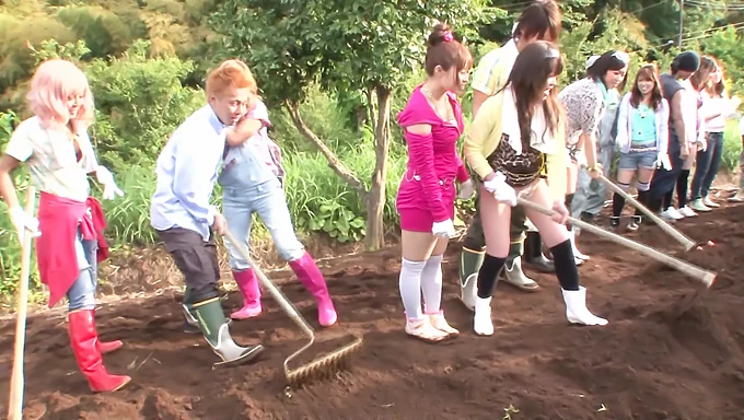 Japán lányok fehérneműben nyilvános csoportos szexet folytatnak egy gazdálkodóval