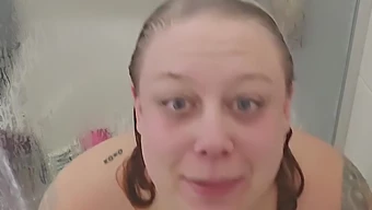 Femme Milf Se Masturbe Avec Un Gode Sous La Douche