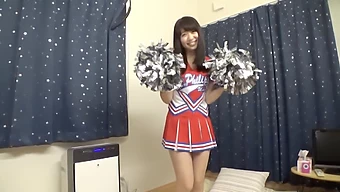 Una Splendida Cheerleader Di Una Prestigiosa Università Si Avventura Nell'Industria Del Cinema Per Adulti Con Scene Di Sesso Asiatico, Giapponese, Dormitorio, Cowgirl E Cunnilingus