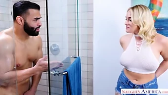 Des Seins Propres Et Une Fellation Sous La Douche Chaude: Une Extravaganza Chaude Remplie De Sperme