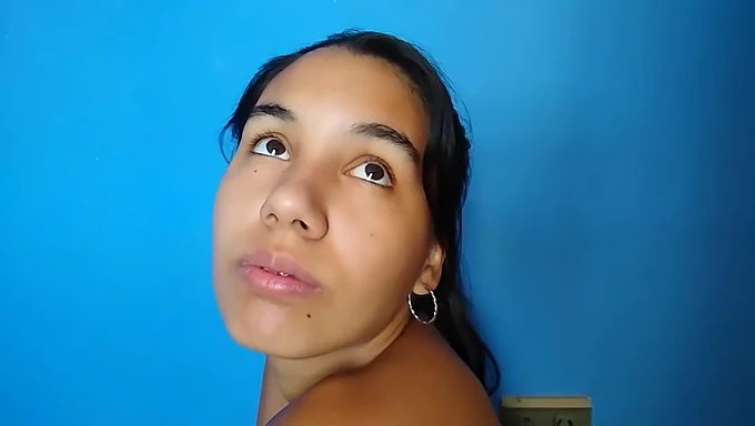 A beleza morena recebe uma enorme gozada de uma loira gostosa