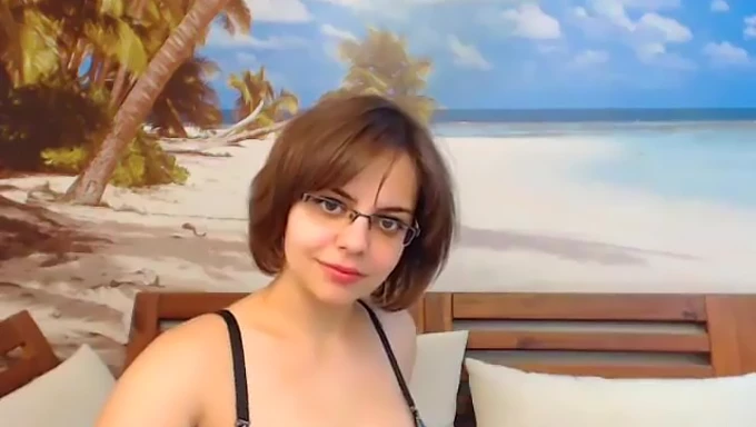 La belleza vestida con gafas revela sus curvas en un seductor rendimiento en la webcam. ¡No te pierdas esta belleza en acción!