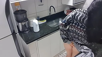 Pertunjukan Solo Sensual Menina Dulce Di Dapur.