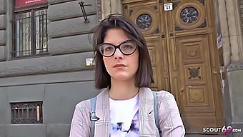 Giovane Ragazza Tedesca Si Fa Scopare Nel Culo In Un Luogo Pubblico.