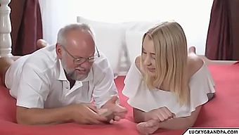 Ein Großvater Und Seine Enkelin Lassen Sich Auf Eine Partie Strip Poker Ein