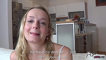 POV-vy av en blond slampa som får en deepthroat och creampie