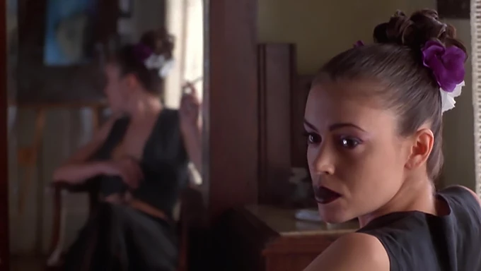 Le baiser séduisant d'Alyssa Milano dans "Poison Ivy 2: Lily"