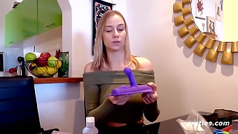 Hete Blonde Sirena'S Eerste Ervaring Met Sybian En Haar Natuurlijke Orgasme.