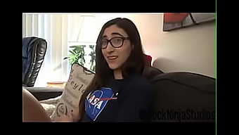 Pov Kakak Tiri: Brunette Kutu Buku Dipaksa Untuk Melakukan Oral Untuk Spacecamp