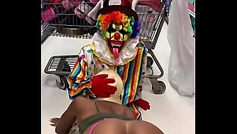 Cosplaying Clown Njuter Av En Offentlig Avsugning I Feststaden