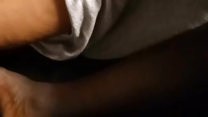 Pengalaman POV sensual dengan bintang porno kulit hitam yang menakjubkan.