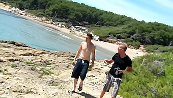 Twee Opgewonden Mannen Hebben Anale Seks Aan De Kust