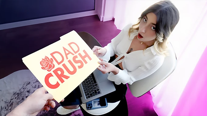 Üvey kızın yaşlı adama olan arzusu asla inkar edilemez - DadCrush teaser