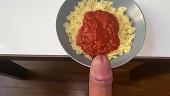 Pareja amateur disfruta comiendo y saboreando el semen en pasta la una a la otra