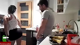 Un couple intense explore le sexe dans la cuisine et l'orgasme facial