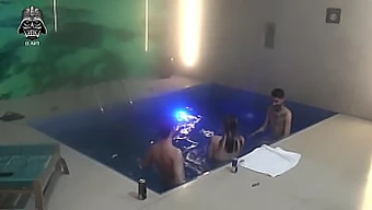 Fitnessfreunde Und Ihre Sexy Freundin Haben Einen Heißen Pool-Dreier.