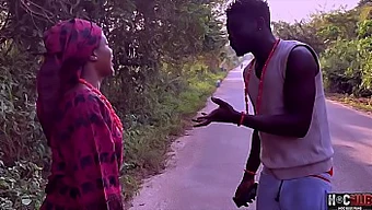 Une Babe Africaine Suce Et Avale Dans Une Vidéo Porno En Solo À La Ferme