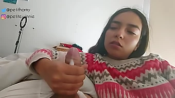 Joven y pequeña adolescente se excita viendo a su primastra correrse