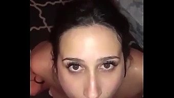 Ev Yapımı Porno Filminde Amatörce Işeme Ve Diz Çökme