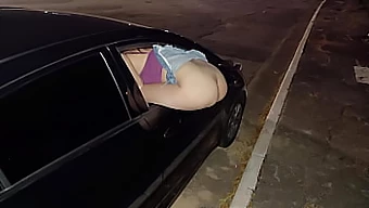 Esposa excitante expõe seu traseiro para estranhos a penetrarem em um cenário público!