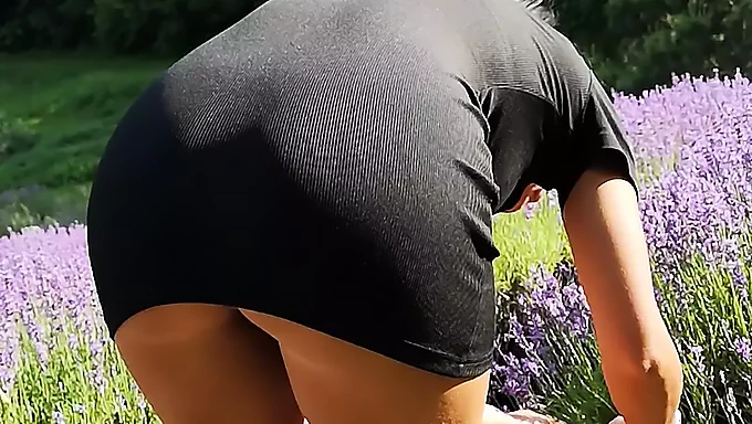 Una impresionante MILF húngara revela sus atributos en un campo de lavanda