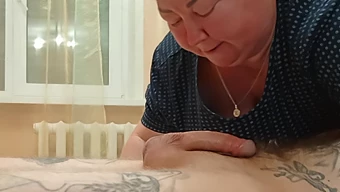 Une Belle Femme Russe Aux Gros Seins Enseigne À Sa Belle-Fille Les Techniques De Gorge Profonde