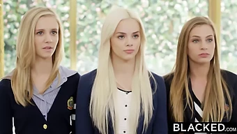 Blonde Babe Geniet Van Een Wild Trio Met Drie Bbc'S