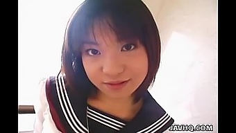 Unzensiertes Video Von Hübscher Japanischer Teenagerin, Die Eine Gesichtsbesamung Bekommt