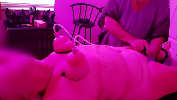 Amateurvrouw ervaart bondage en vibratorspel met haar dominante man