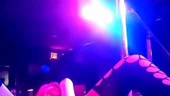 Amerikanische Stripperin In Dessous Tritt Nackt Auf Der Bühne In Las Vegas Auf