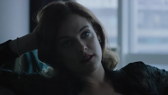 Riley Keough'un softcore ünlü porno videosunda baştan çıkarıcı boynuzlu rol oyunu