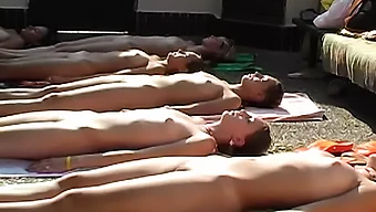 Un Groupe Tchèque Nu Pratique Des Poses De Yoga Nues