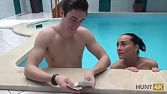 Hunter Erwischt Anna Rose Beim Cuckoldry Und Zwingt Sie, Oralsex In Einem Privaten Pool Zu Haben